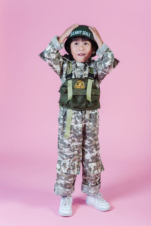 绿色迷彩制服的男孩 · 免费素材图片