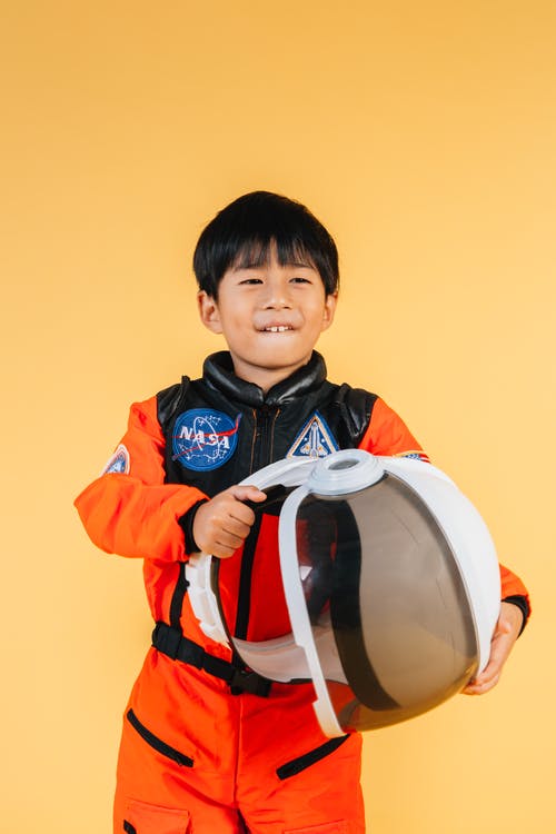 橙色和黑色拉链外套的男孩 · 免费素材图片