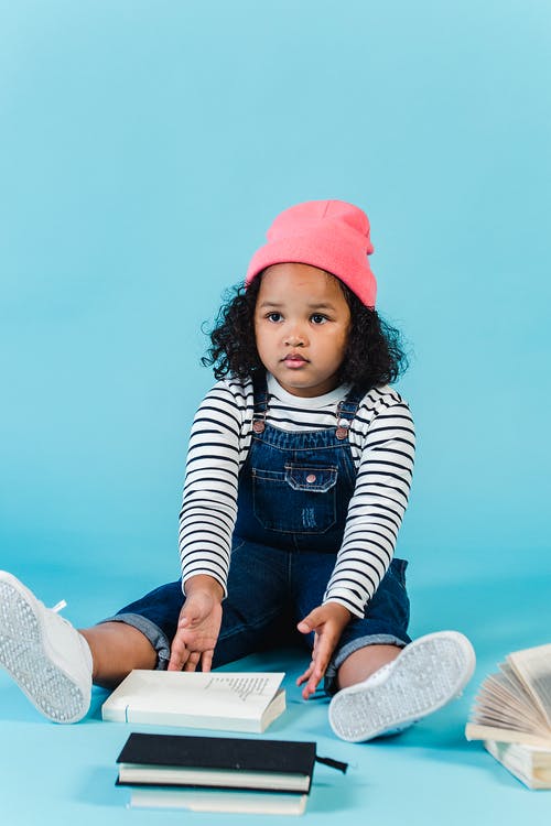 黑色和白色的条纹的长袖衬衫和粉红色的帽子，坐在蓝色木的女孩 · 免费素材图片