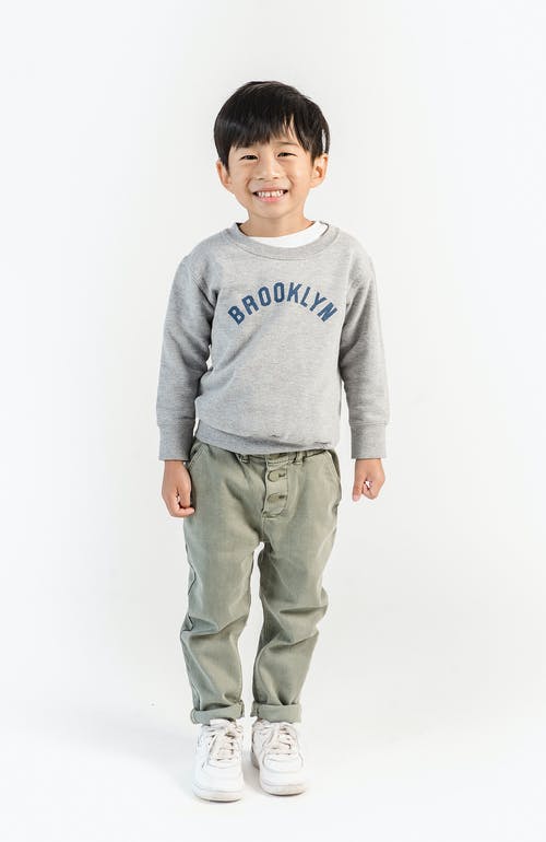 灰色毛衣和蓝色牛仔牛仔裤的男孩 · 免费素材图片