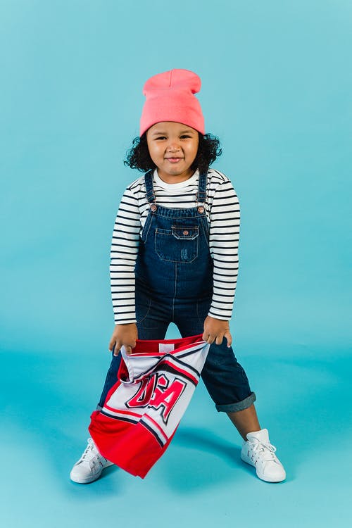 白色和黑色条纹长袖衬衫和蓝色牛仔短裤的女人 · 免费素材图片