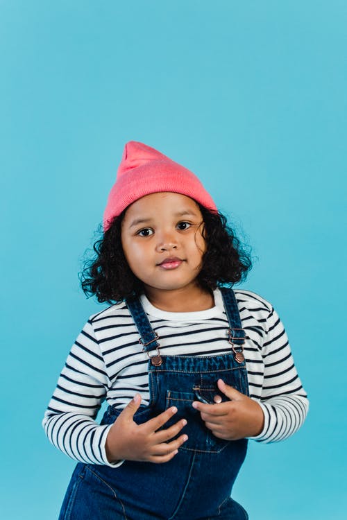 白色和黑色条纹长袖衬衫和粉红色针织帽的女孩 · 免费素材图片