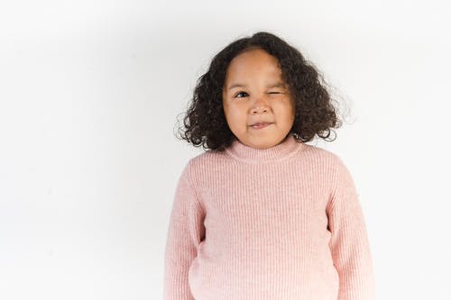 粉色高领毛衣的女孩 · 免费素材图片