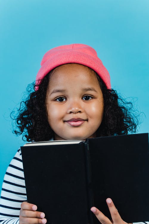 粉色针织帽的女孩 · 免费素材图片