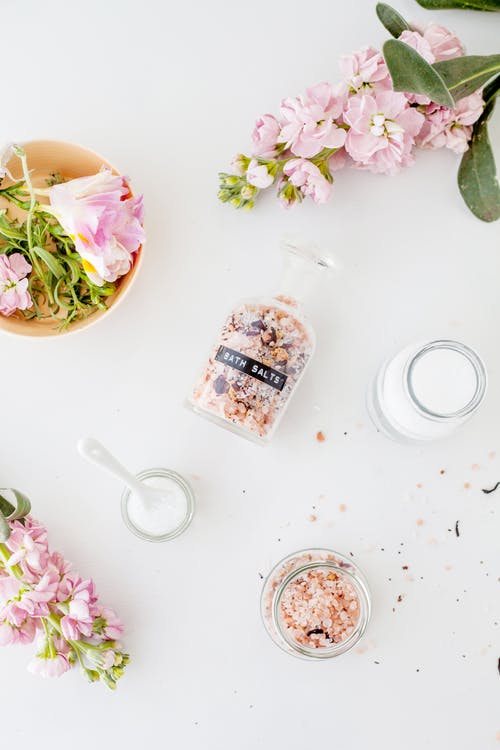 套与柔和的matthiola Incana花组成的沐浴盐罐 · 免费素材图片