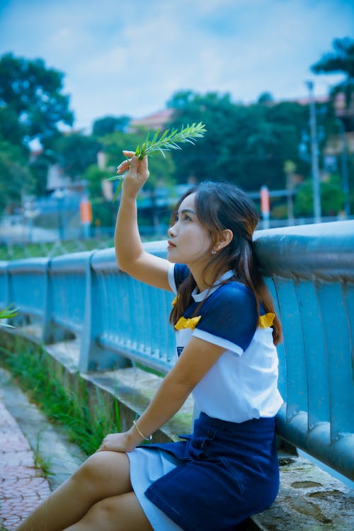 有关向上看, 咖啡色头发的女人, 哀思的免费素材图片