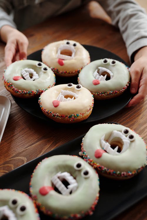 桌上的吸血鬼甜甜圈 · 免费素材图片