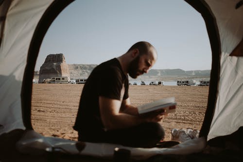 人在帐篷里看书 · 免费素材图片