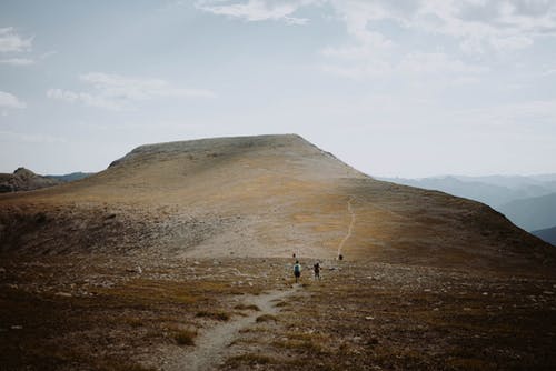 遥远的旅行者在山坡上行走 · 免费素材图片