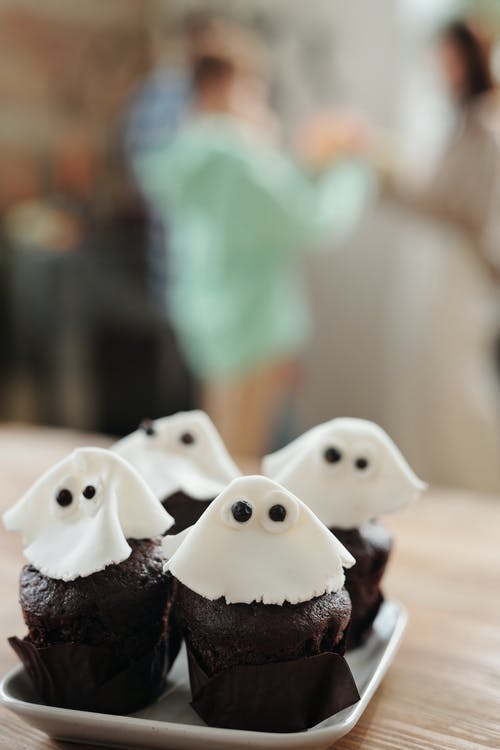 像糖霜设计一样带有幽灵的巧克力蛋糕 · 免费素材图片
