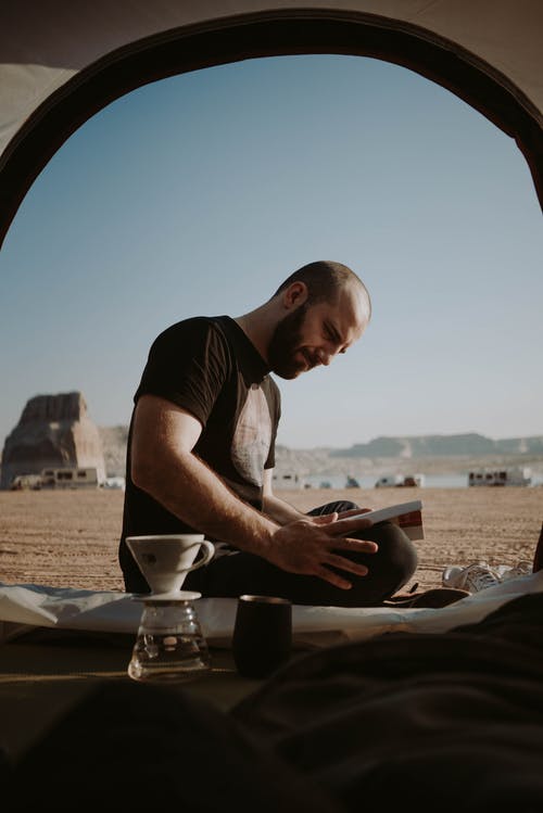 咖啡在帐篷里看书的人 · 免费素材图片