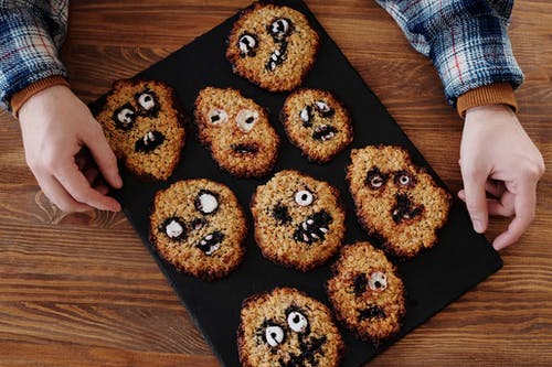 棕色饼干装饰着各种面部表情 · 免费素材图片