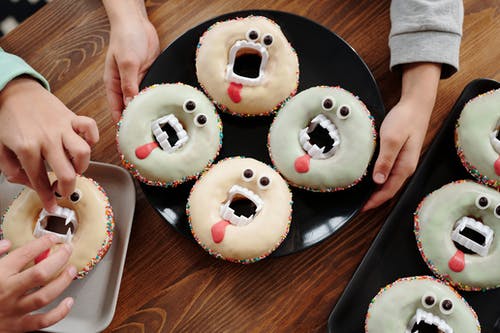 桌上的怪异甜甜圈 · 免费素材图片