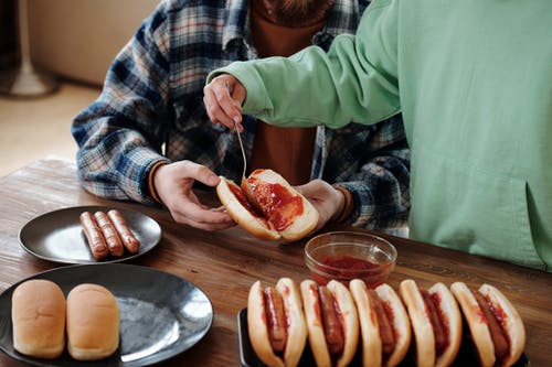 人控股切片面包 · 免费素材图片