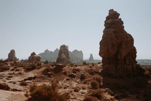 干植物沙漠中的岩层 · 免费素材图片
