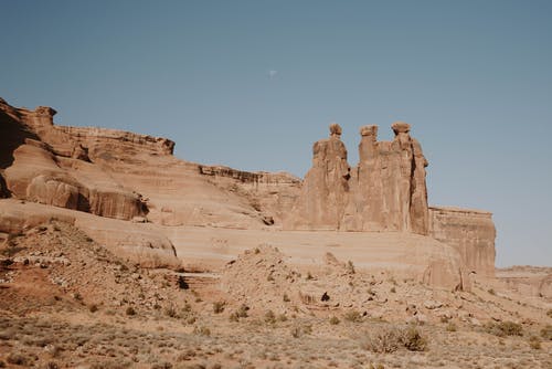 干燥砂岩沙漠中的沙雕 · 免费素材图片