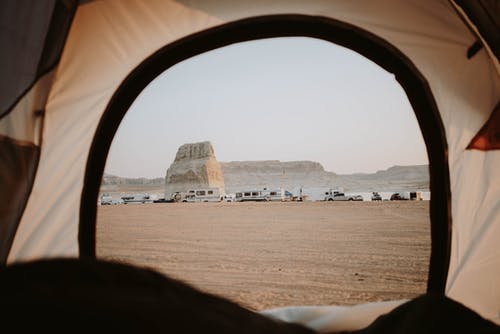 帐篷放在沙质地形上 · 免费素材图片