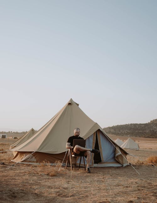 笔记本电脑在露营休息的人 · 免费素材图片