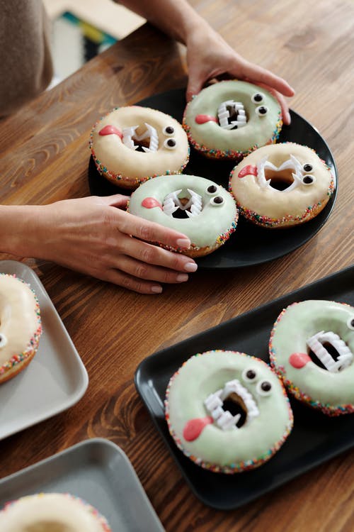幽灵般的甜甜圈在盘子上 · 免费素材图片