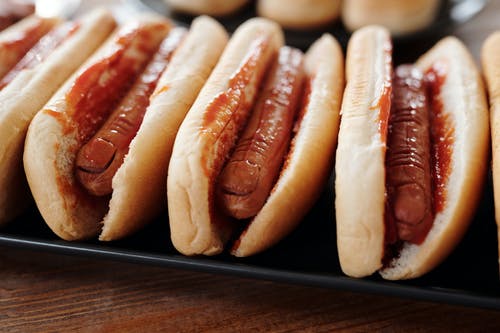 黑色托盘上的热狗三明治 · 免费素材图片