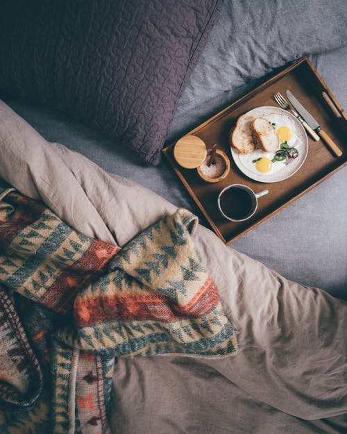 托盘上新鲜的早餐在床上 · 免费素材图片
