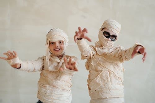 两个孩子穿着木乃伊的服装 · 免费素材图片