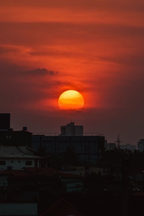 反对橙色落日的天空的城市建筑 · 免费素材图片