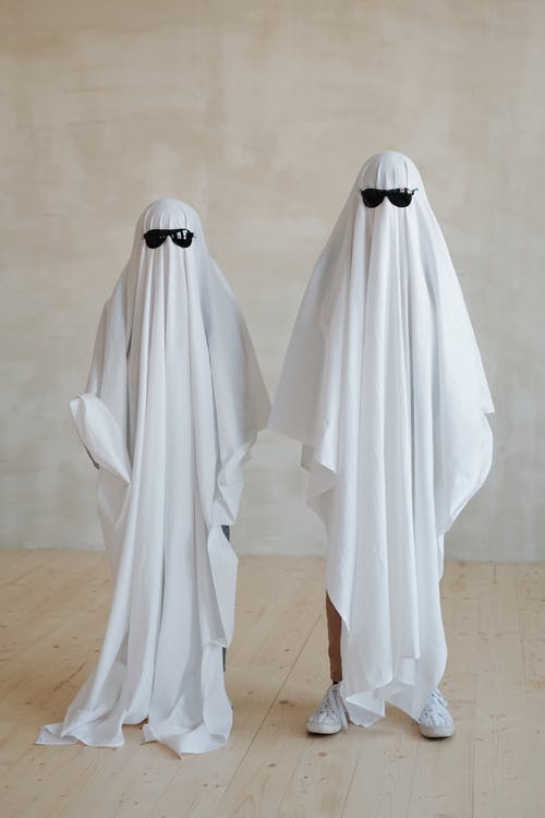 两人穿着白色的万圣节服装 · 免费素材图片