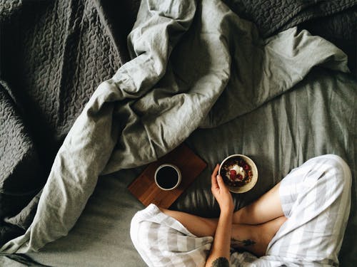 作物早餐在床上的女人 · 免费素材图片