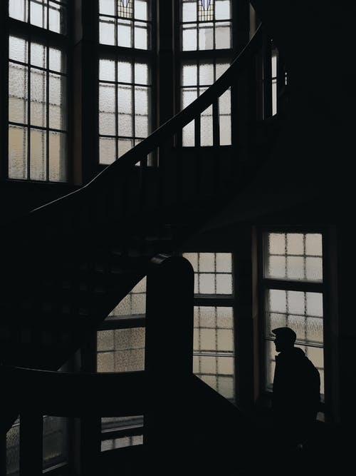 男子站在楼梯上的轮廓 · 免费素材图片