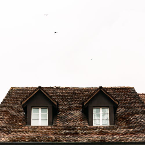 晴朗的天空下的经典砖屋顶 · 免费素材图片