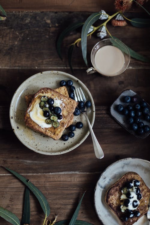 与植物桌上的美味早餐 · 免费素材图片