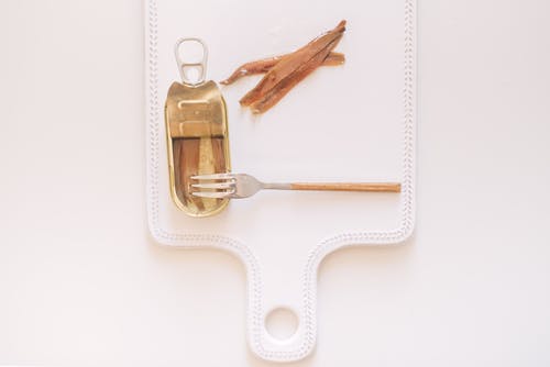 白色表面上的金和银钥匙 · 免费素材图片