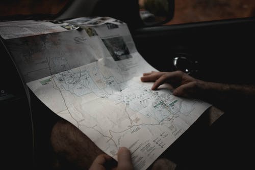 裁剪与汽车地图的男人 · 免费素材图片