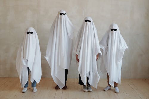 一个穿着白色万圣节服装的家庭 · 免费素材图片