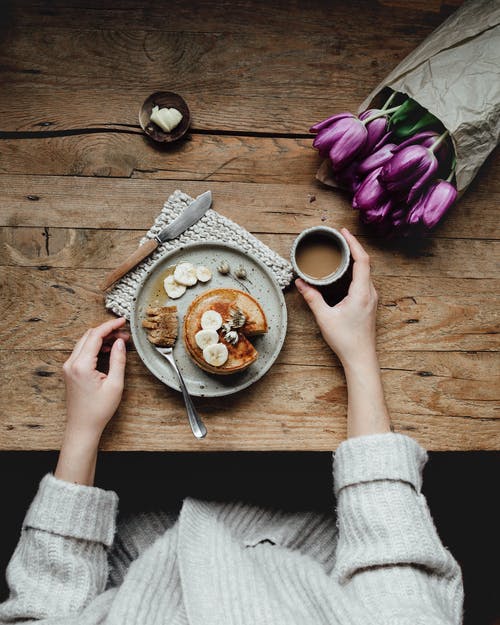 作物咖啡和煎饼的女人 · 免费素材图片