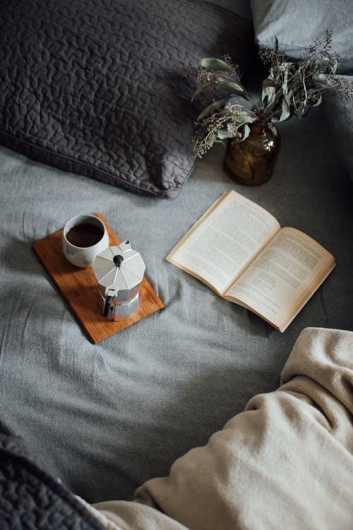 咖啡与舒适的床上的书 · 免费素材图片