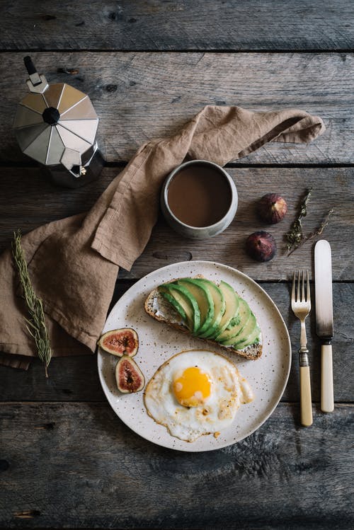 木桌和美味的早餐和咖啡 · 免费素材图片