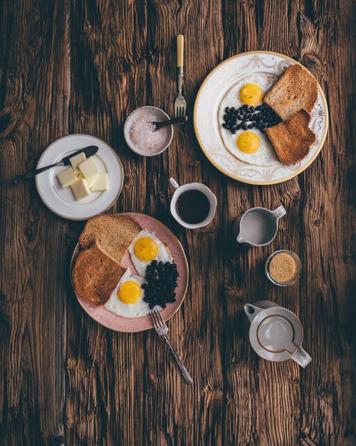 木制的桌子上提供美味的早餐 · 免费素材图片