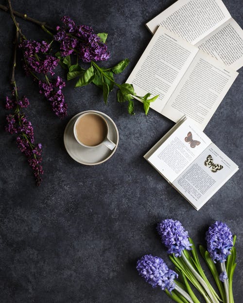 杯花和书附近的咖啡 · 免费素材图片