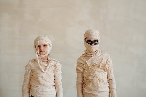两个孩子穿着木乃伊服装 · 免费素材图片