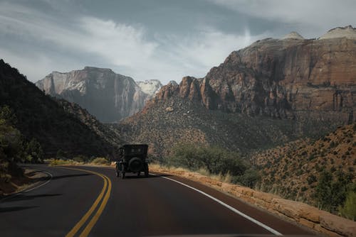 在山区道路上的复古车 · 免费素材图片