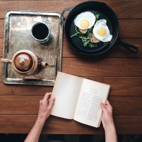 作物人在桌上的书和早餐 · 免费素材图片