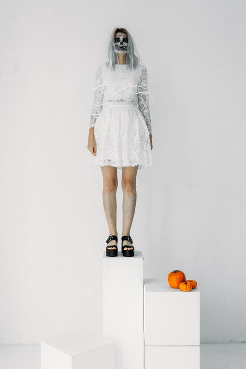 站在白色的盒子上的白色蕾丝礼服的女人 · 免费素材图片