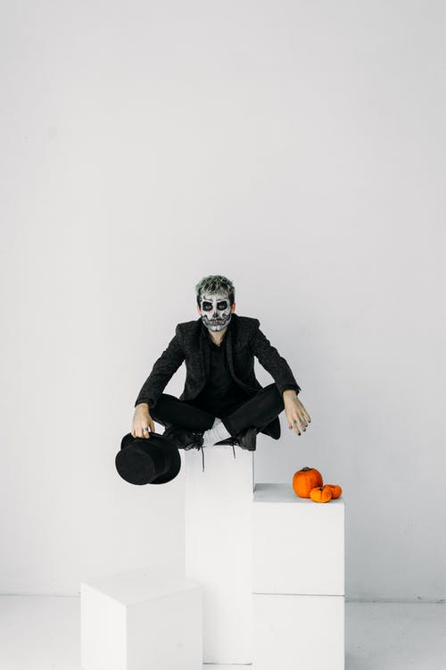 黑色西装外套和黑色的裤子，坐在白盒子上的男人 · 免费素材图片