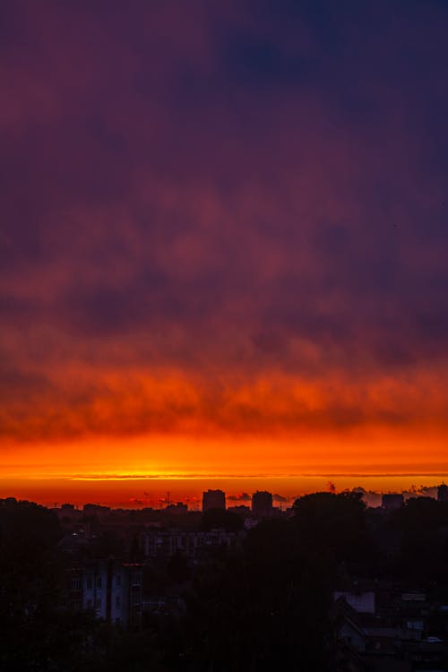 如诗如画的夕阳的天空在城市上空 · 免费素材图片