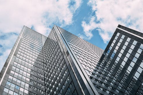 多云的蓝天的现代摩天大楼 · 免费素材图片