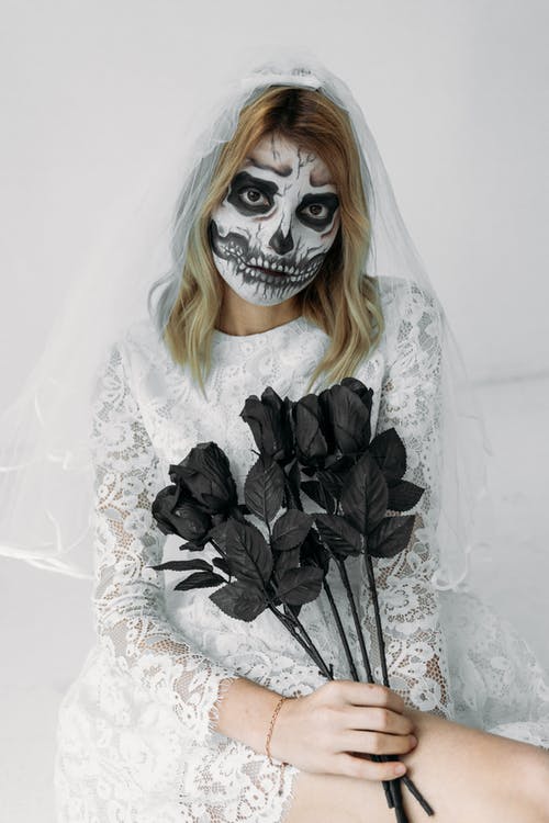 黑玫瑰白花蕾丝连衣裙的女人 · 免费素材图片
