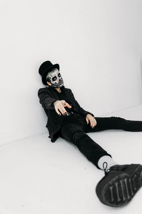 坐在地板上的骷髅头面漆的男人 · 免费素材图片