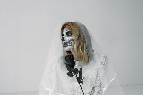 黑玫瑰的白色婚纱的女人 · 免费素材图片